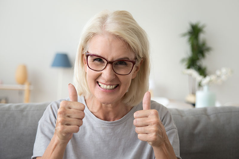 Frau mit Daumen hoch